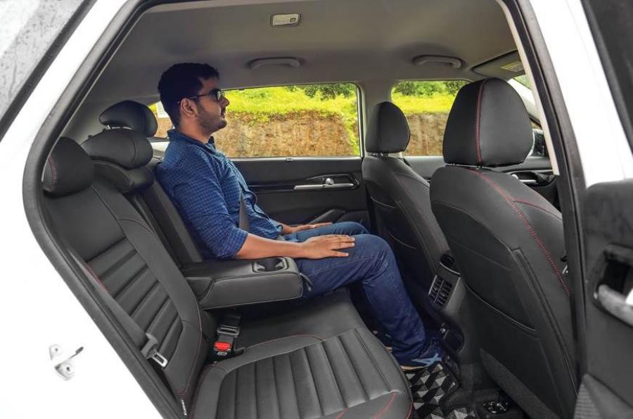 Интерьер Kia Seltos GT-Line 2019 года  (WW) (фото 10 из 26)